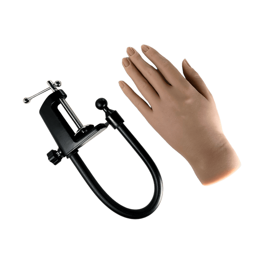 hendi til æfinga á naglaásetningum. Standur með skrúfstykki til að festa við borð sem höndin er svo loks sett á